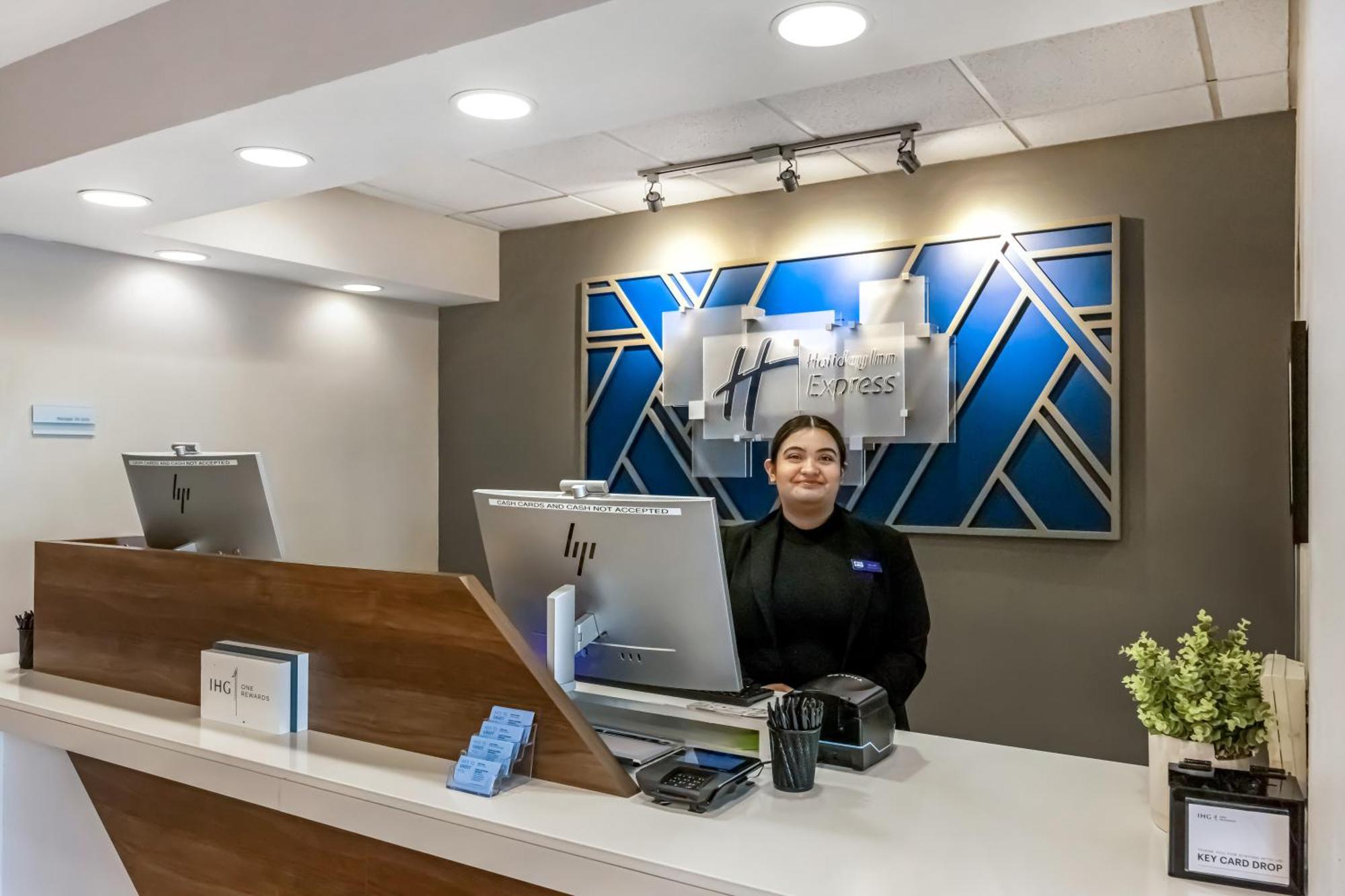 Holiday Inn Express Crestwood By Ihg Extérieur photo
